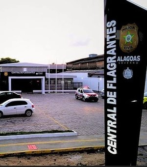 Homem é morto a facadas no quintal de residência em Rio Largo; companheira confessa crime