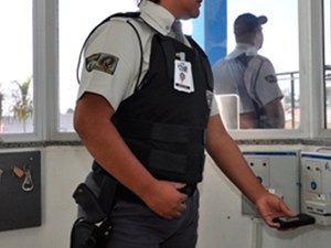 Criminosos roubam arma de vigilante e fogem sem ser identificados