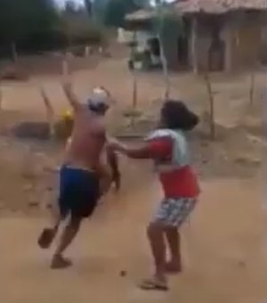 [Vídeo] Homem tenta matar parente e leva pauladas de populares em Taquarana