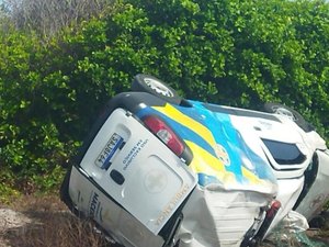 [Vídeo] Ambulância da Prefeitura de Maceió capota na AL-101 Sul e deixa dois feridos