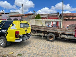 Após perder casa por inadimplência, homens são flagrados depenando imóvel
