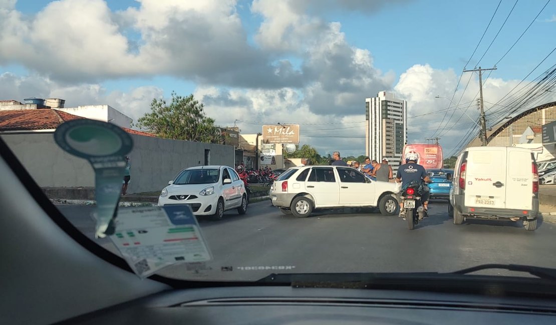 Acidente entre carro e moto deixa uma pessoa ferida e trânsito lento na Avenida Rotary