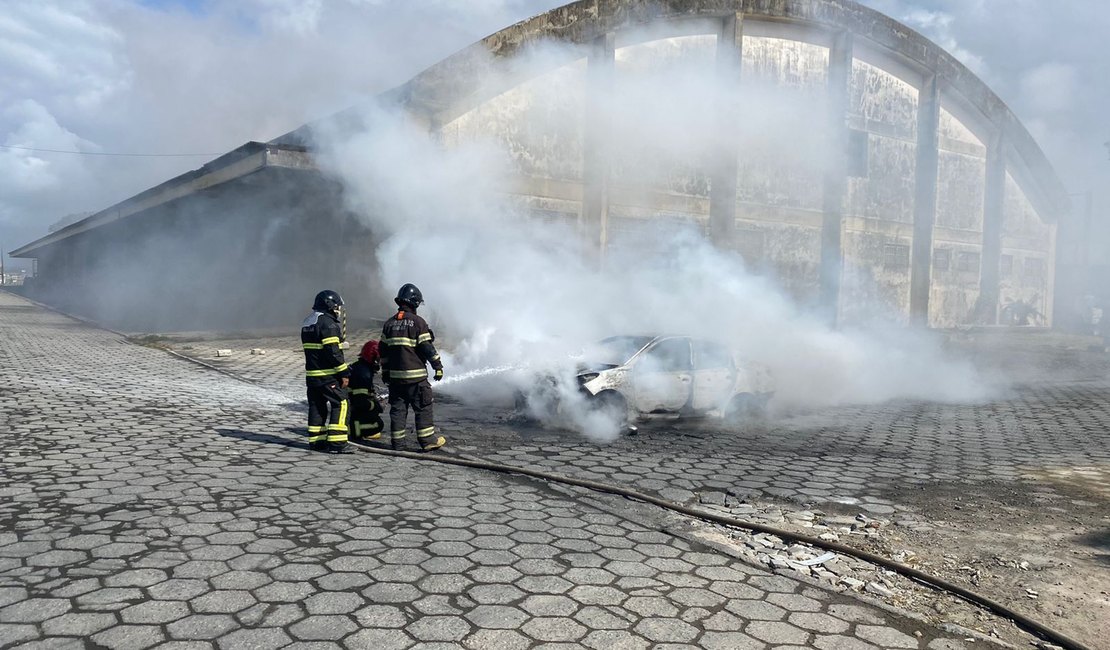 [Vídeo] Carro pega fogo no Porto de Maceió e fumaça assusta população