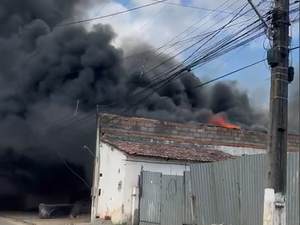 [Vídeo] Fábrica de estofados pega fogo no bairro Planalto, em Arapiraca