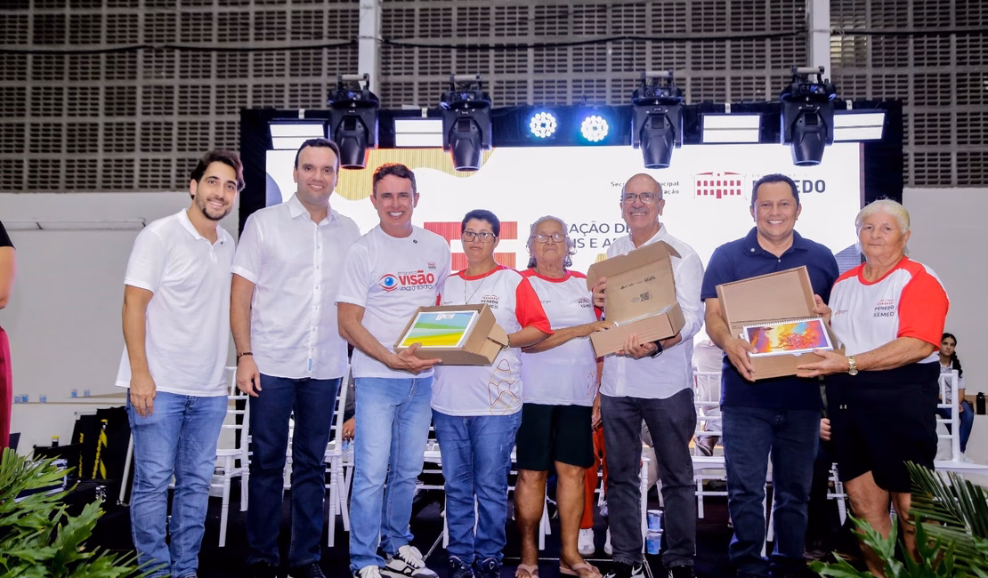 Estudantes da EJA recebem material escolar da Prefeitura de Penedo