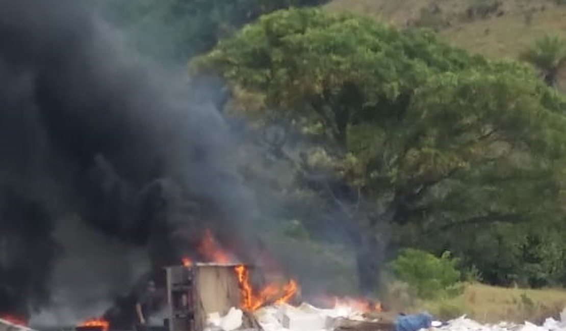 [Vídeo] Carreta com carga de papel tomba e pega fogo na BR-101