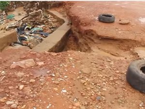 [Vídeo] Estrada ameaça ceder e motoristas temem acidente na zona rural de Arapiraca 