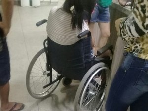 Mulher é atingida por estilhaços de vidro dentro de coletivo