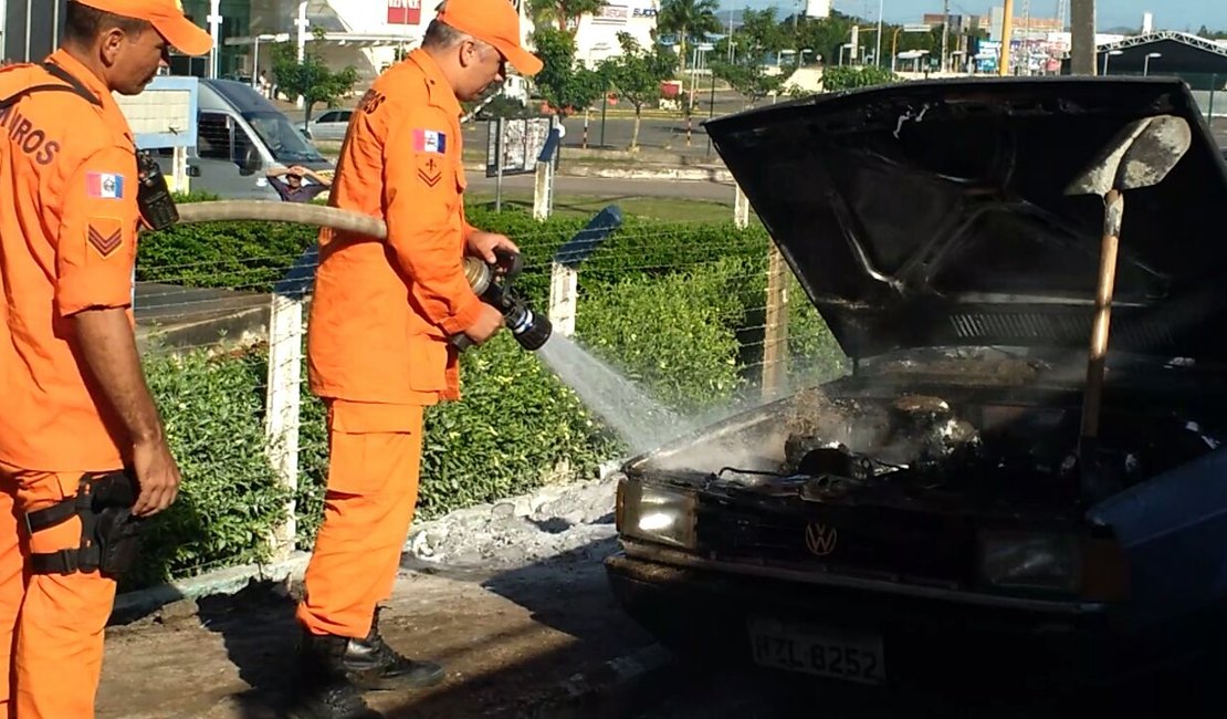 [Vídeo] Carro pega fogo em frente ao Garden Shopping, em Arapiraca