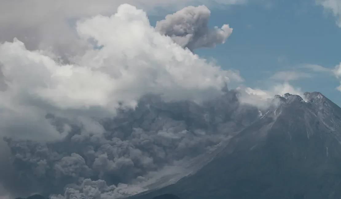 Vulcão entra em erupção na Indonésia e cobre vilarejos de cinzas