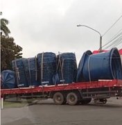 Caminhão tenta fazer conversão e invade Ciclovia do Trabalhador em Arapiraca