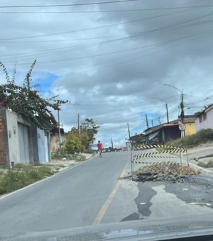 Buracos deixados pela Casal causam transtornos e revolta em Arapiraca