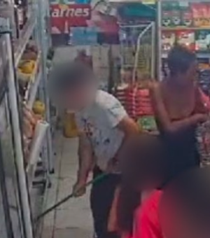 [Vídeo] Câmera flagra mulher furtando produtos em mercado de Maceió