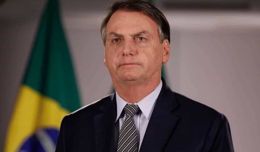'A mulher sábia edifica o lar', cita Bolsonaro no Dia da Mulher