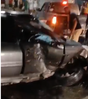 Veículo colide em árvore e deixa trânsito lento no bairro Benedito Bentes, em Maceió