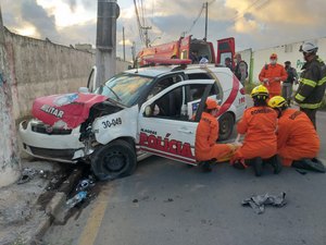 Durante perseguição, viatura colide com muro e PMs ficam feridos em Maceió