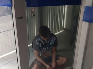 Homem tenta furtar banco, fica preso em porta giratória e diz ser personagem de desenho