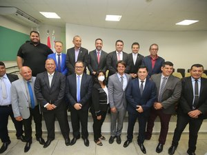 Vereadora participa de sessão solene que concede título de Cidadão Honorário a Paulo Dantas