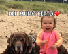 Mãe mostra bebê convivendo com animais e rebate crítica