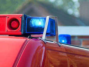 Veículo se choca contra poste em Porto Calvo e deixa quatro pessoas feridas