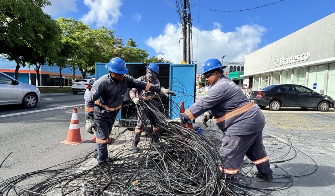 Ilumina realiza ação emergencial do Projeto Poste Limpo após incêndio em fiação na Av. Fernandes Lima