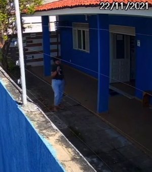 Vídeo mostra mulher deixando galinha preta na porta do escritório de Rodrigo Cunha
