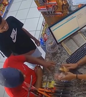 Dupla assalta posto de combustíveis no Jacintinho e foge com dinheiro e celular de funcionária