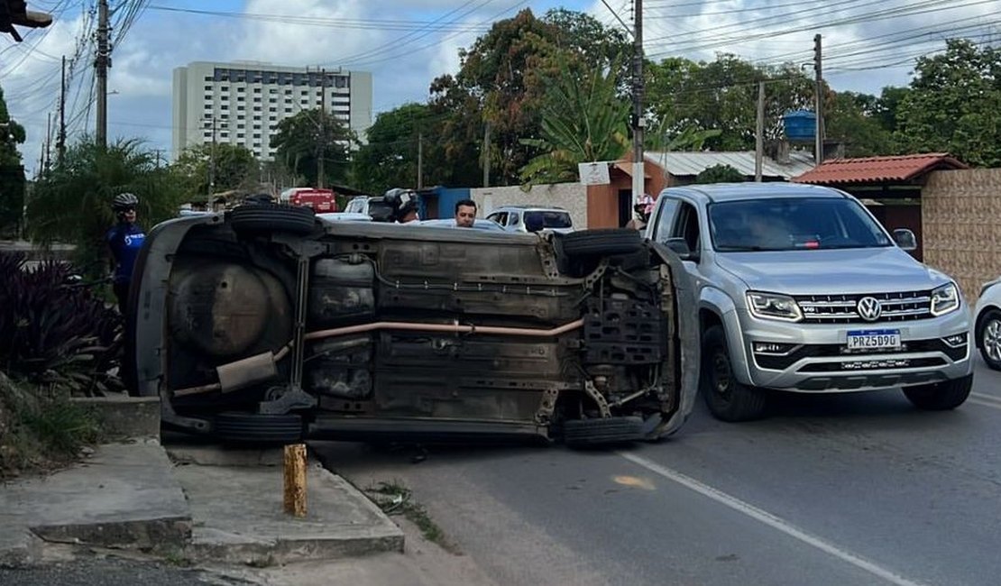 Três pessoas ficam feridas após carro capotar no bairro Garça Torta, em Maceió