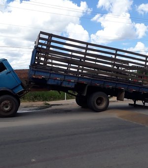 Caminhão parte ao meio ao passar em quebra molas em União dos Palmares