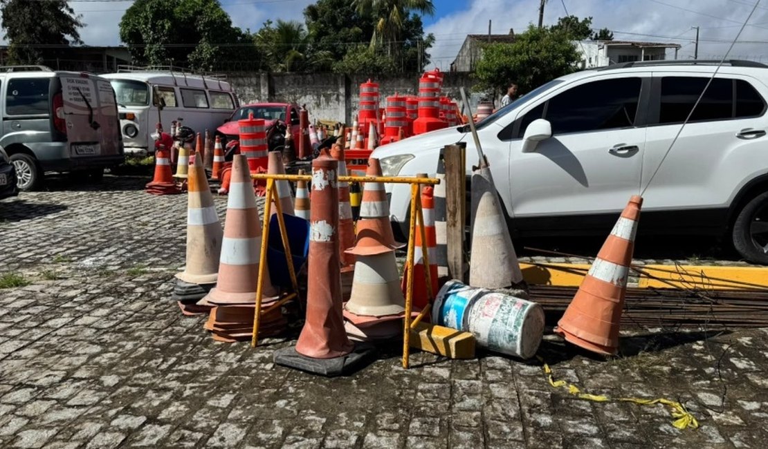 DMTT apreende cones e cavaletes utilizados indevidamente no São João de Maceió
