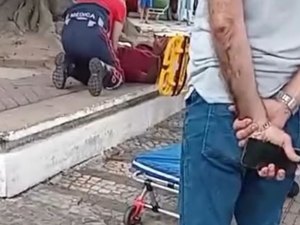 [Vídeo] Homem em situação de rua é atacado com arma branca no Centro de Arapiraca