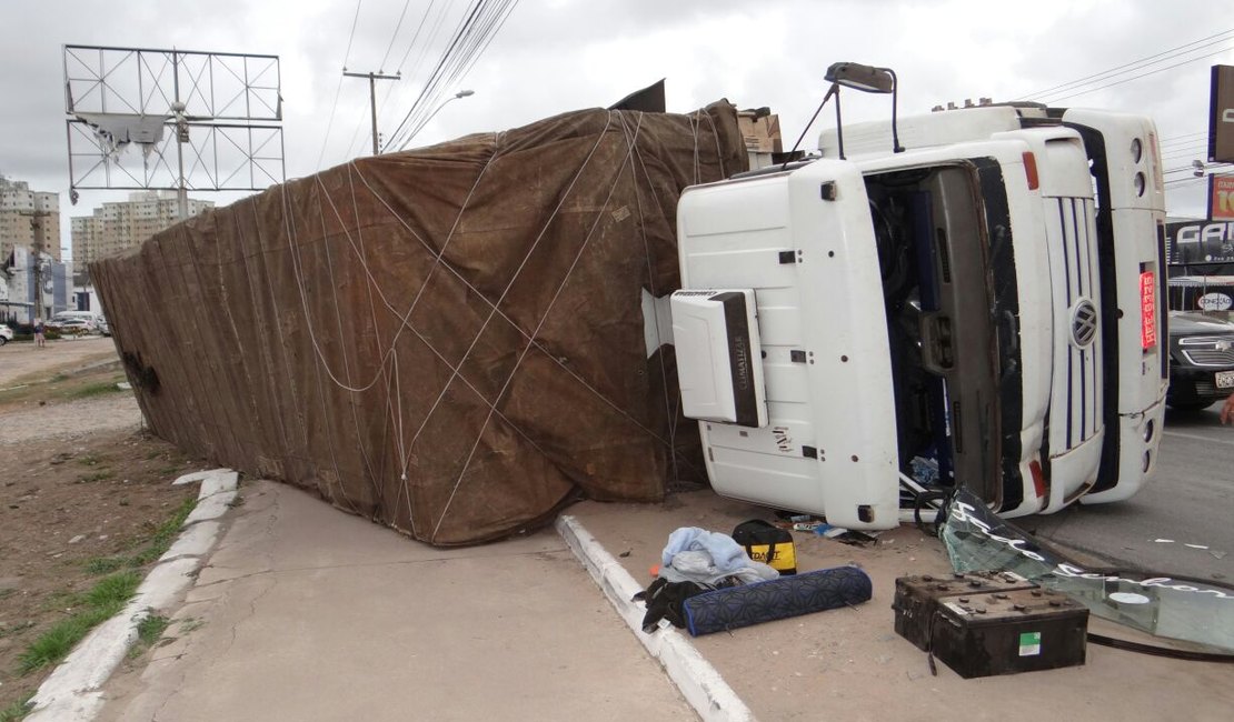 Carreta carregada de madeirite tomba e deixa uma pessoa ferida na parte alta de Maceió
