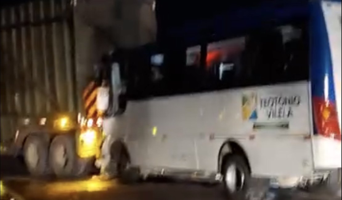 Motorista morre e estudantes ficam feridos em acidente com ônibus de Teotônio