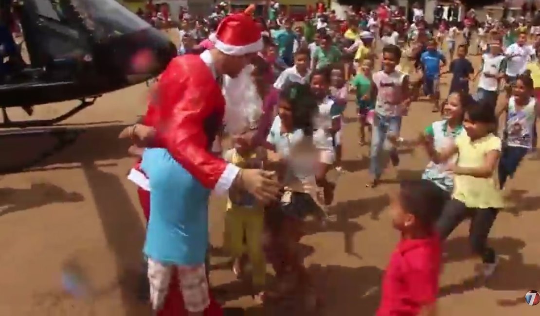 Escola recebe visita do Papai Noel em festa patrocinada pelo 3º BPM em parceria com os Correios