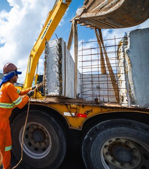 Riacho Salgadinho começa a receber peças modulares para revestimento do canal