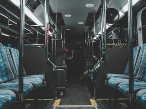 Homem é preso suspeito de esfregar órgão sexual em jovem