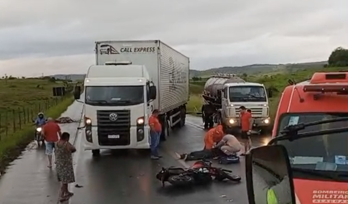 [Vídeo] Grave colisão de motocicleta com cavalo deixa homem ferido entre Branquinha e Murici