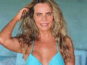 Aos 67 anos, Bruna Lombardi posta foto de biquini e encanta fãs