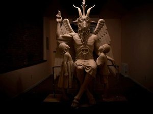 Representantes de Deus e do Diabo na terra disputam atenção de alunos