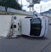 Caminhão tomba no meio de estrada e deixa dois feridos em Rio Largo