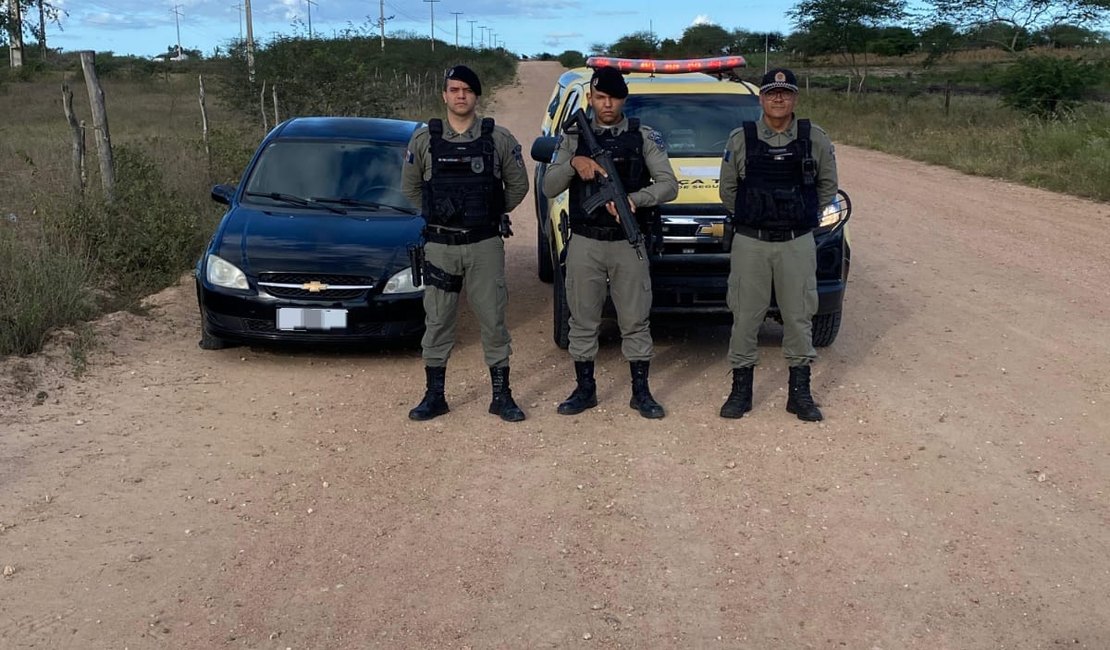 Carro roubado é encontrado pela Polícia Militar em estrada de barro e entregue ao proprietário