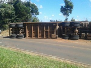 Treminhão com cana-de-açúcar tomba em São Luís do Quitunde
