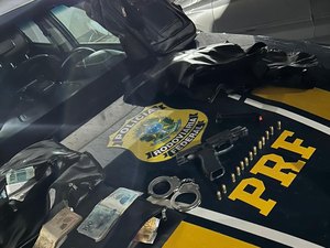 Motorista é preso pela PRF por porte ilegal de arma de fogo e lavagem de dinheiro, em Maceió