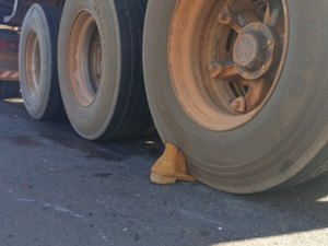 Motorista de carreta morre após capotar com veículo na BR-101 em Jequiá da Praia