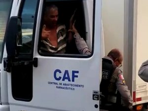 Colisão entre veículos da Prefeitura de Maceió e da Coca-Cola acaba em agressão