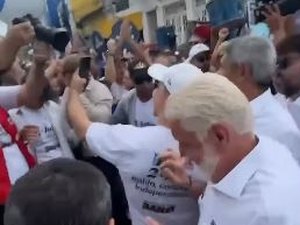 Integrantes do PT são recebidos com vaias em evento público na Bahia