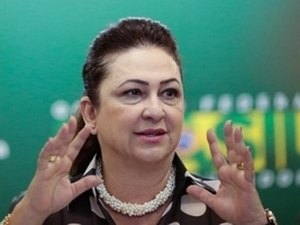 Ministra de Dilma joga taça de vinho em José Serra