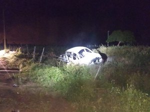Motorista sai intacto após capotar com veículo em Lagoa do Rancho