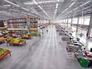 Homem tenta furtar cinco peças de carne em supermercado, mas acaba preso