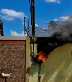 [Vídeo] Incêndio atinge contador de energia em residência no bairro Novo Horizonte